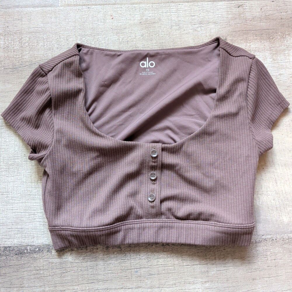 ​Alo Yoga Brown Ribbed Short Sleeve Scoop Neck Button Front Crop Top Size XS